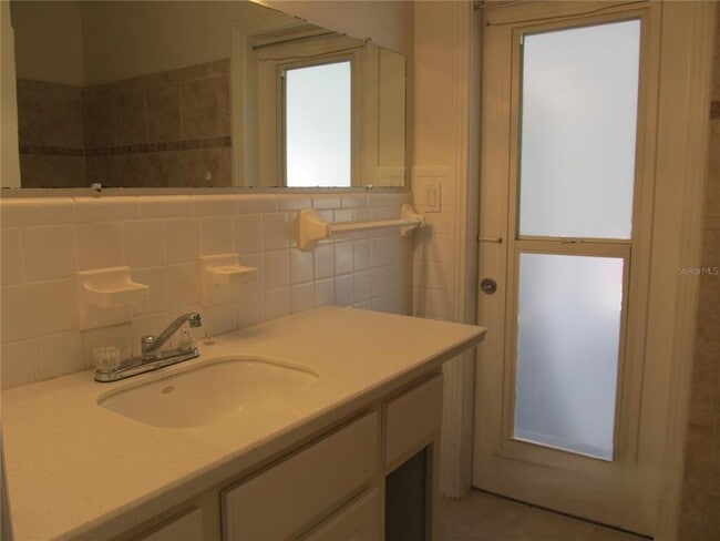 Building Photo - 300 Colonia Ln