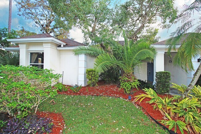 Building Photo - Spacious 4BR Pool Home on Quiet Cul-de-Sac in Wellington