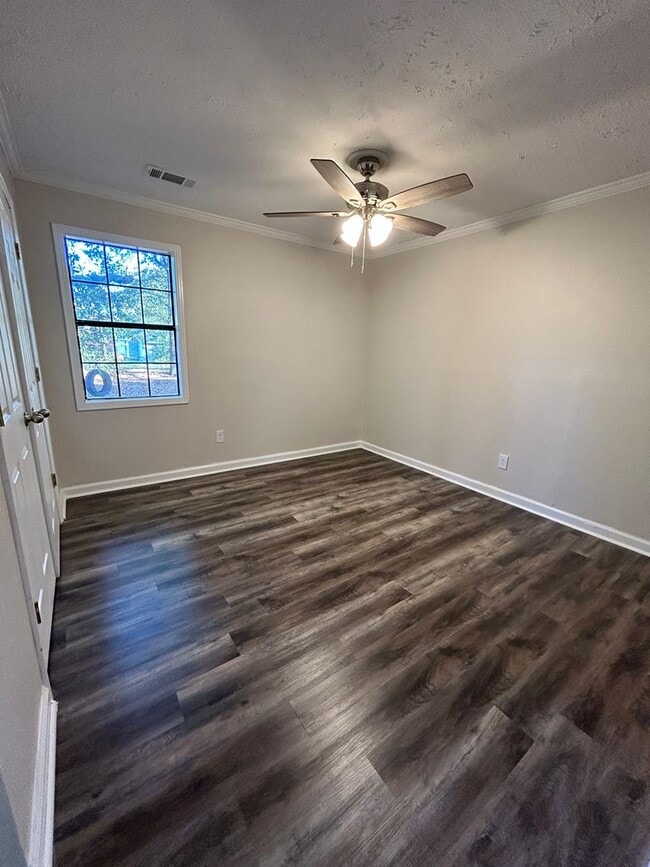 Building Photo - 596 N McLemore Ave