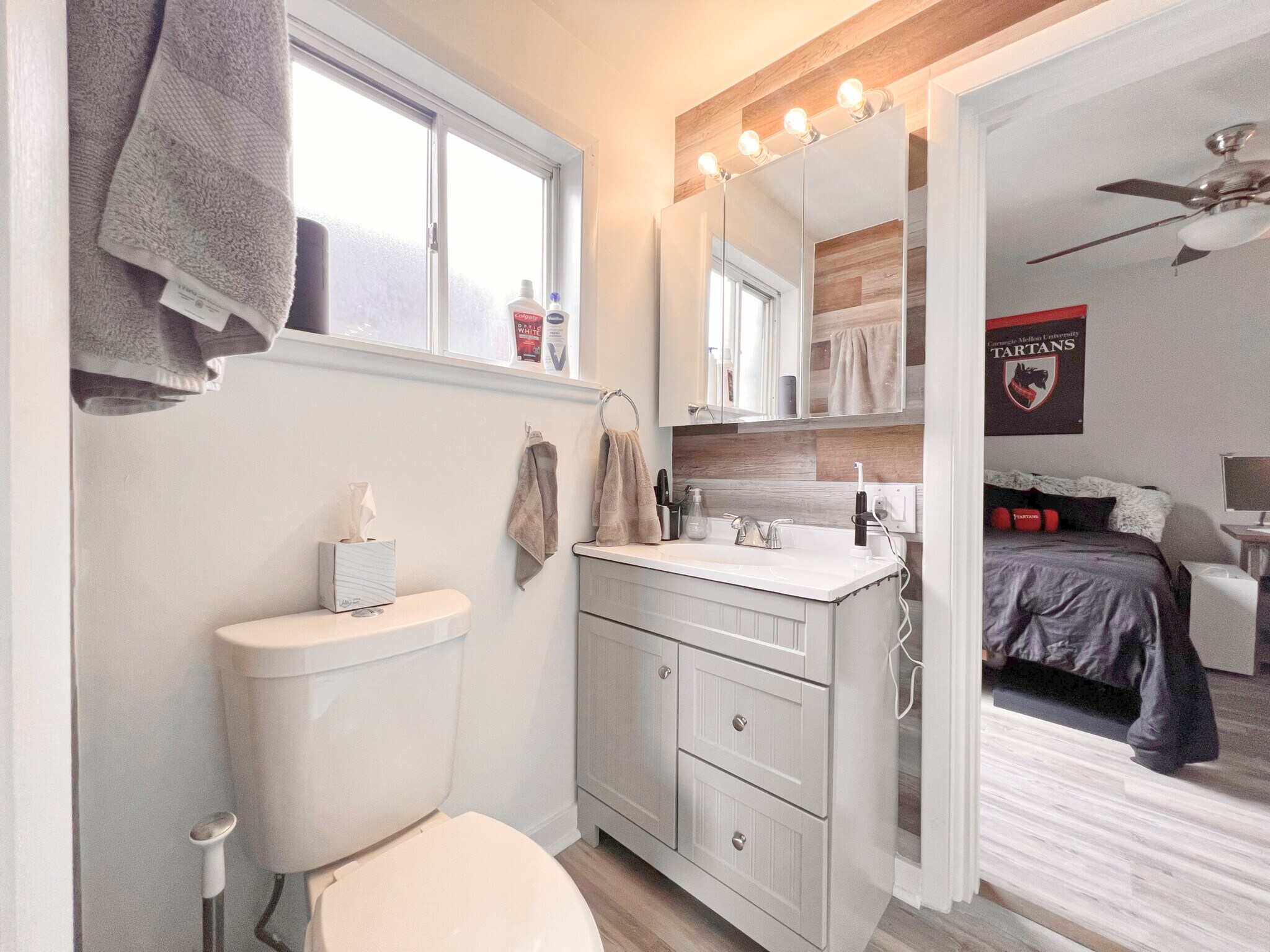 Building Photo - 5737 Hobart St