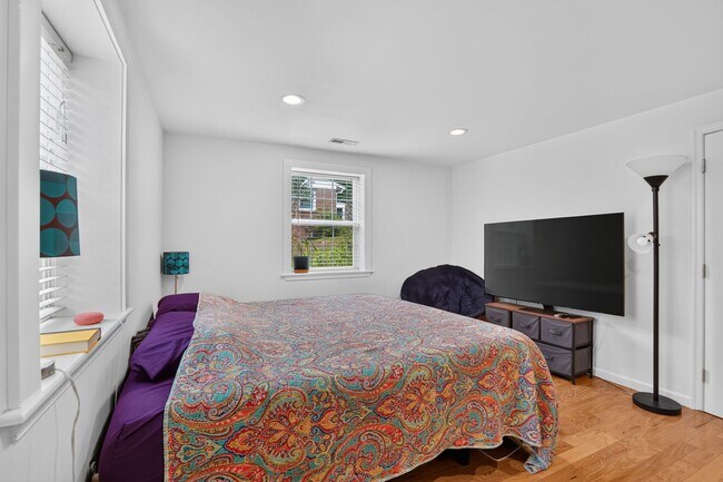 Building Photo - 4725 Springbrook Dr