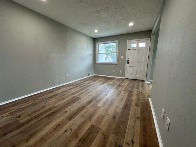 Building Photo - Two-Bedroom Home In Rosedale