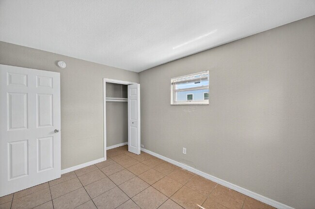 Building Photo - Updated 2 bedroom St. Pete Apartment with Modern Finishes, Private Porch & Utilities Included