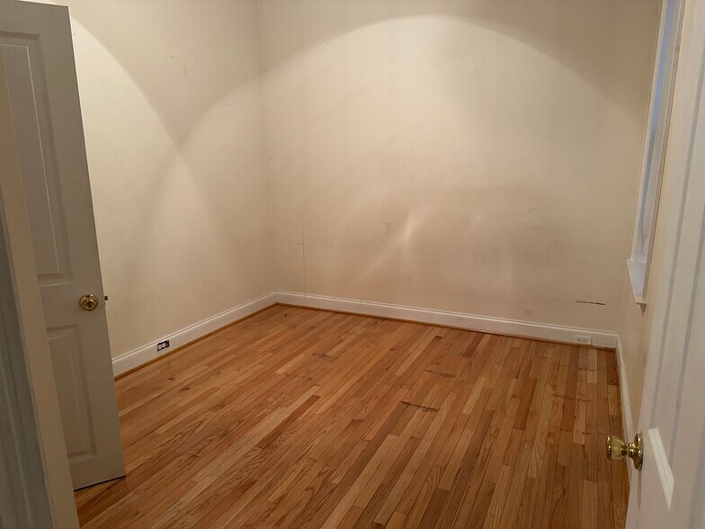 Building Photo - 1723 Bank St