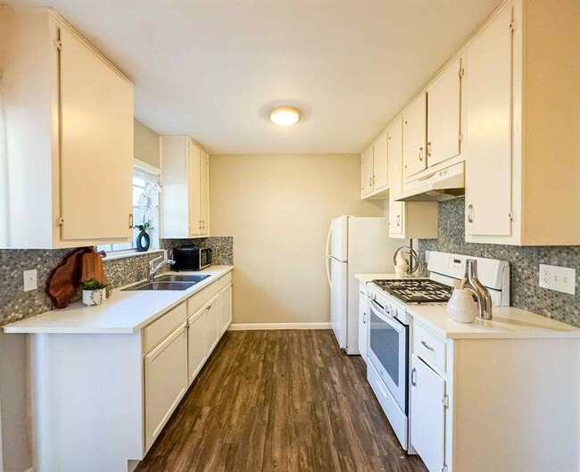 Building Photo - 1010 N Meadows Dr