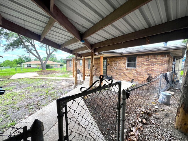 Building Photo - 377 State Hwy 75 N