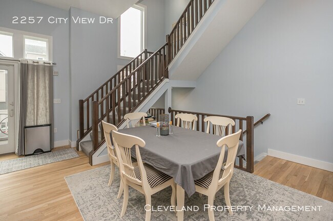 Building Photo - Stylish Tremont Townhome!