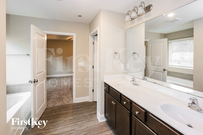 Building Photo - 9337 Sloan Forest Dr