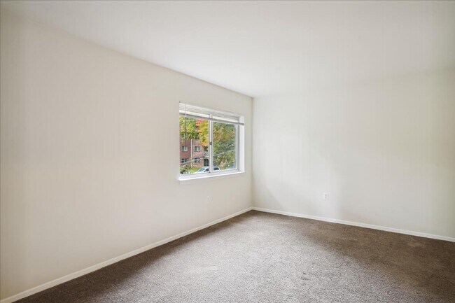 Building Photo - Spacious & Updated 2BD/1BA - All Utilities...