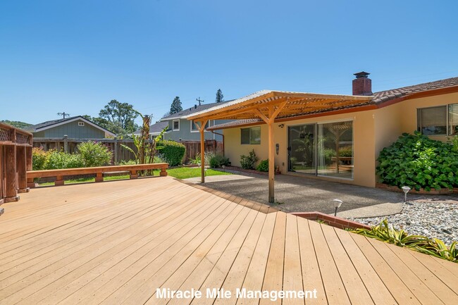 Building Photo - Ranch-Style, Spacious 5 Bedroom Home is De...