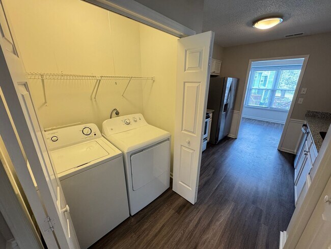 Building Photo - Gorgeous Three Bedroom Home!