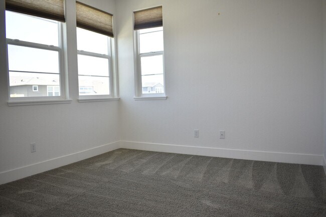 Building Photo - 6000 Danwood Dr