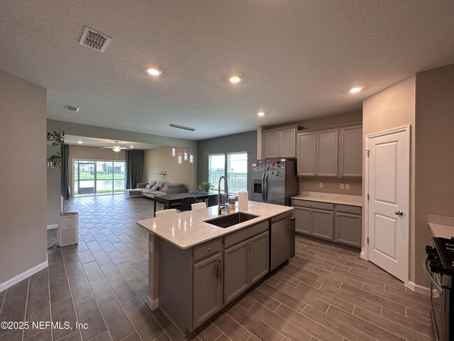 Building Photo - 3960 Cloverdale Ct