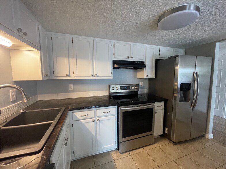 Building Photo - 1814 Whispering Oaks Ln