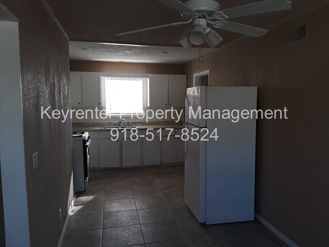 Building Photo - Spacious 4 Bedroom House