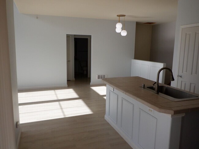 Building Photo - 2075 Simmons St