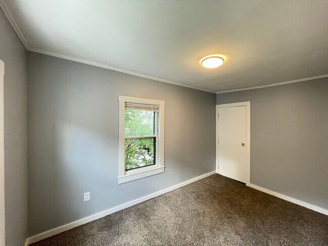Building Photo - 9 Patten Ct