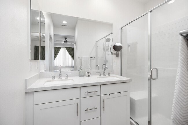 Building Photo - Lake Forest Modern Living