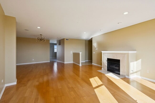 Building Photo - 7748 N Sheridan Rd