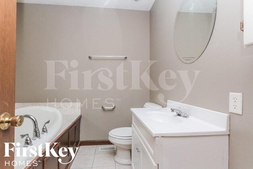 Building Photo - 2102 E Edgewood Ave