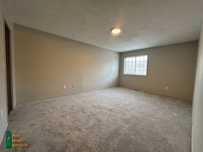 Building Photo - 2 Bedroom Townhome **$1,000.00 Rent Credit...