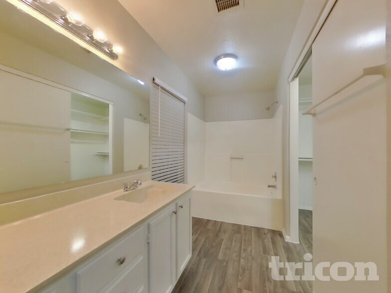 Building Photo - 8621 W Willow Ave