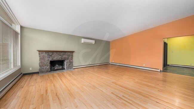 Building Photo - Modernized Mid Century Home Near Broadmoor