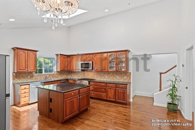 Building Photo - 3531 Middlefield Rd