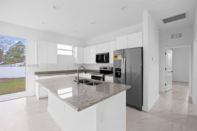 Building Photo - 1923 Sunniland Blvd