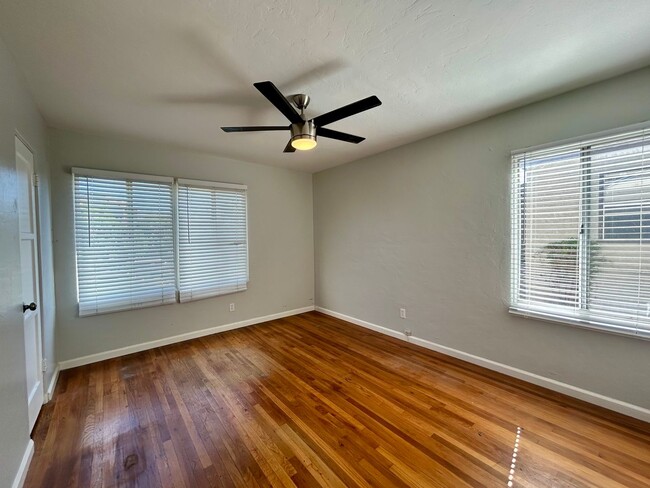 Building Photo - 3 Bedroom Charmer in the Heart of Pacific ...
