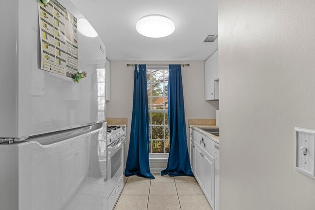 Building Photo - AVAILABLE NOW!  2 BED 2.5 BATH TOWNHOME