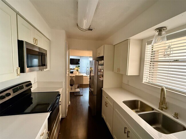 Building Photo - 2277 S Kirkwood Rd