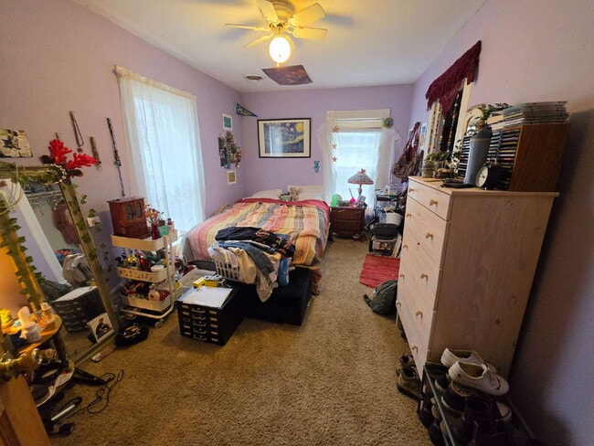 Building Photo - 3 Bedroom, 1 Bathroom with Covered Large Balcony and Off-Street Parking - Available July 1st!