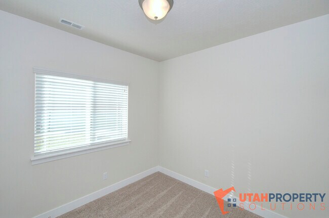 Building Photo - 1807 N Crest Rd