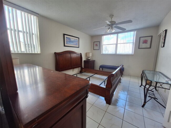 Building Photo - 2821 Somerset Dr