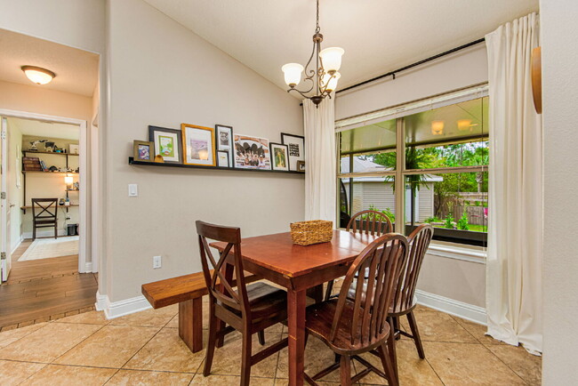 Building Photo - 5 Bed House convenient to Navarre and Hurl...