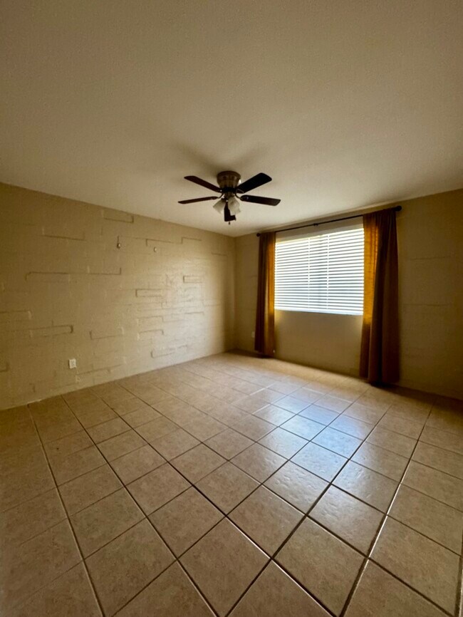 Building Photo - FOR RENT