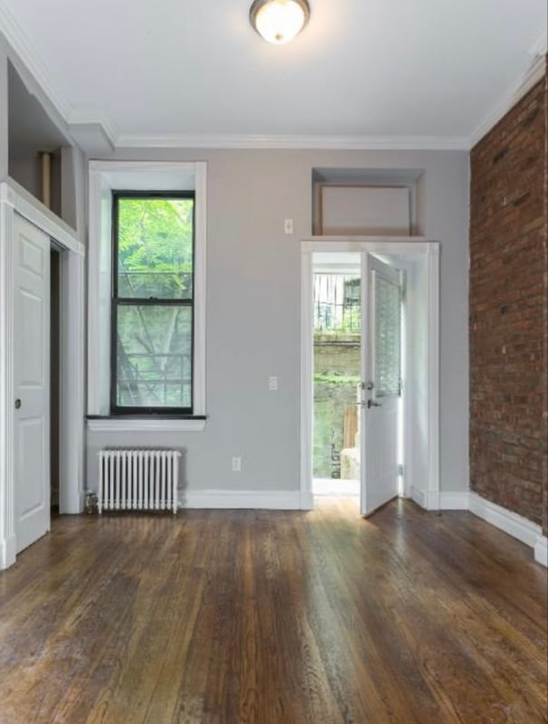 Building Photo - 565 Mott St