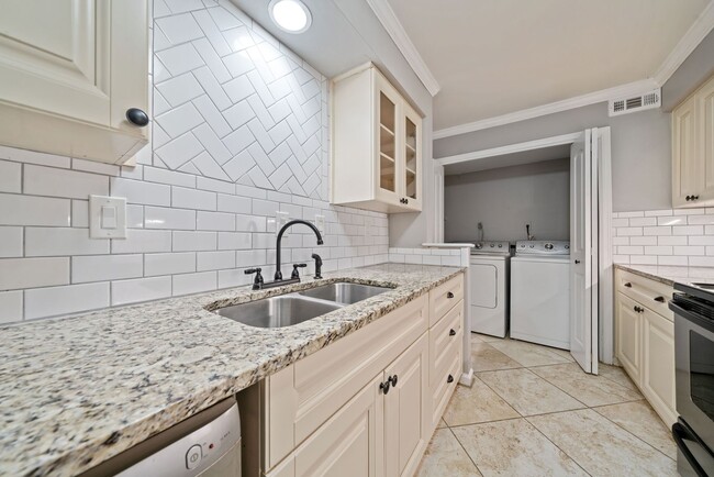Building Photo - 2 Bed Condo Available In Cross Creek Commu...