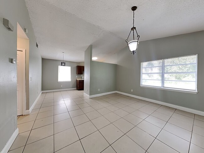 Building Photo - 907 19th St