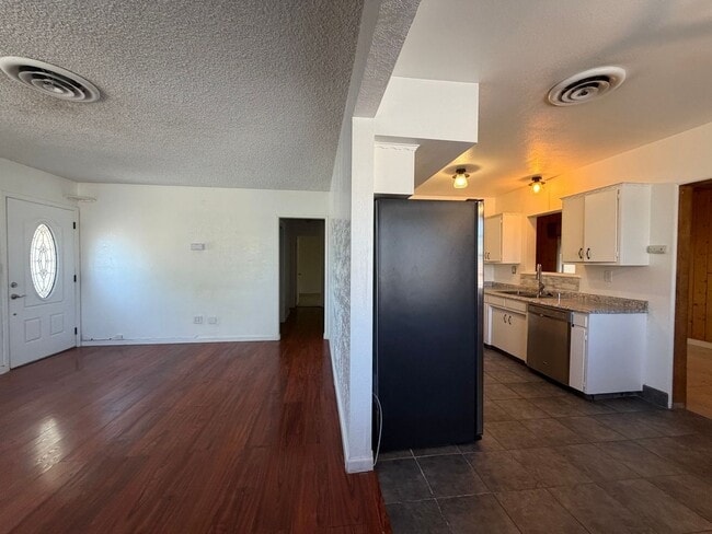 Building Photo - 3 Bedroom 2 Bathroom House on Corner Lot with 2 Car Garage Locate din Irwin Estates