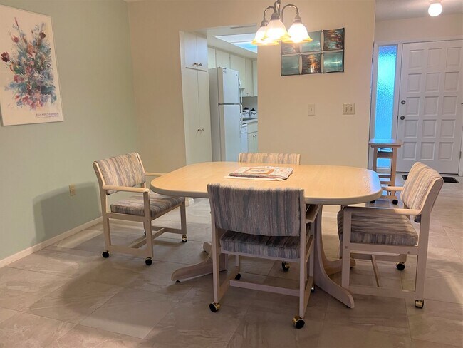 Building Photo - NEW PRICE! Close to beautiful Nokomis Beach and Casey Key