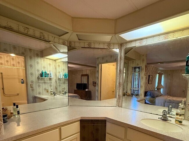 Building Photo - 128 Needle Palm Ln