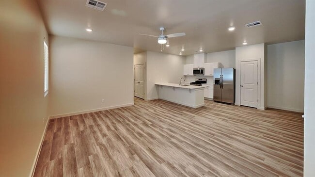 Building Photo - Luxury 3 Bedroom 2 Bathroom Duplex with 2 Car Garage in Bethany, Ok