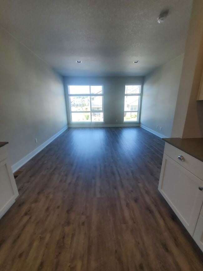 Building Photo - 3 Bedroom 3 Bath Townhouse 1st floor bed/bath