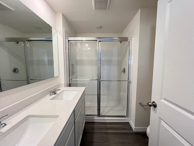 Building Photo - Perfect townhouse -  available now!