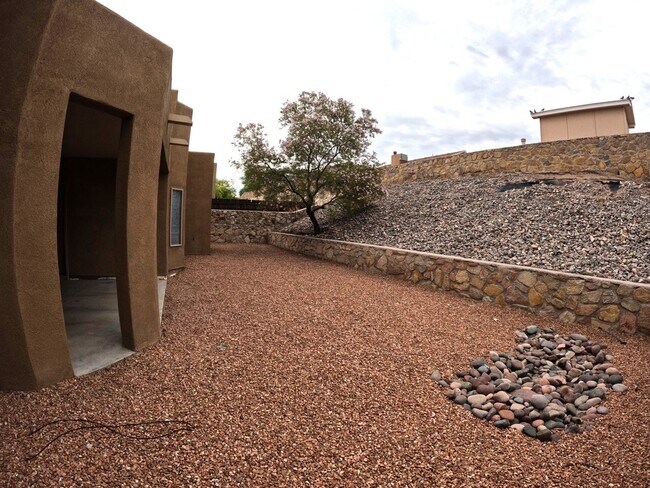 Building Photo - 2210 Dakota Dr