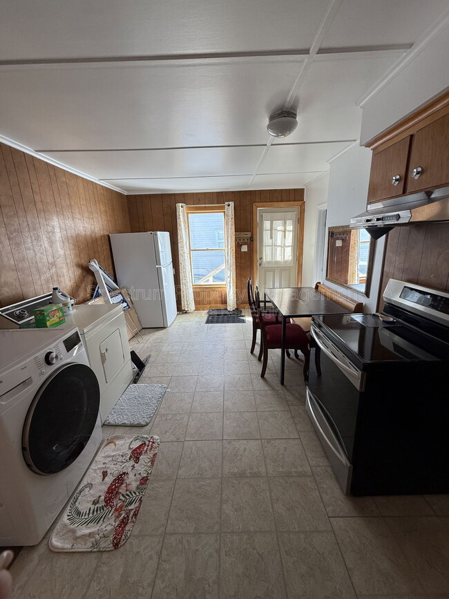 Building Photo - 4 Autumn St