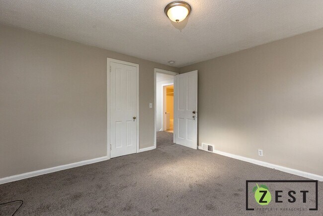 Building Photo - - BEAUTIFUL 3-BEDROOM 1 BATHROOM  April 11th 2-2:30 pm!