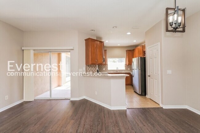 Building Photo - Limited Time Special Offer / 3 Bed/2.5 Bath Townhome with Garage / Pet-Friendly / Vouchers Accept...